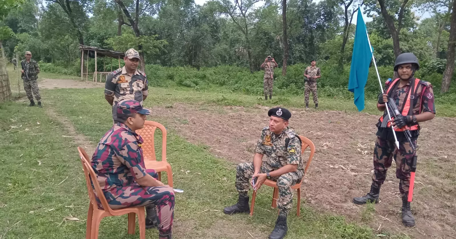 বাংলাদেশে ফেলে যাওয়া বিএসএফের অস্ত্র-ওয়াকিটকি ফেরত দিল বিজিবি