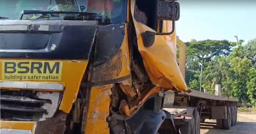 চট্টগ্রামে লরির চাপায় ৫ বাসযাত্রী নিহত