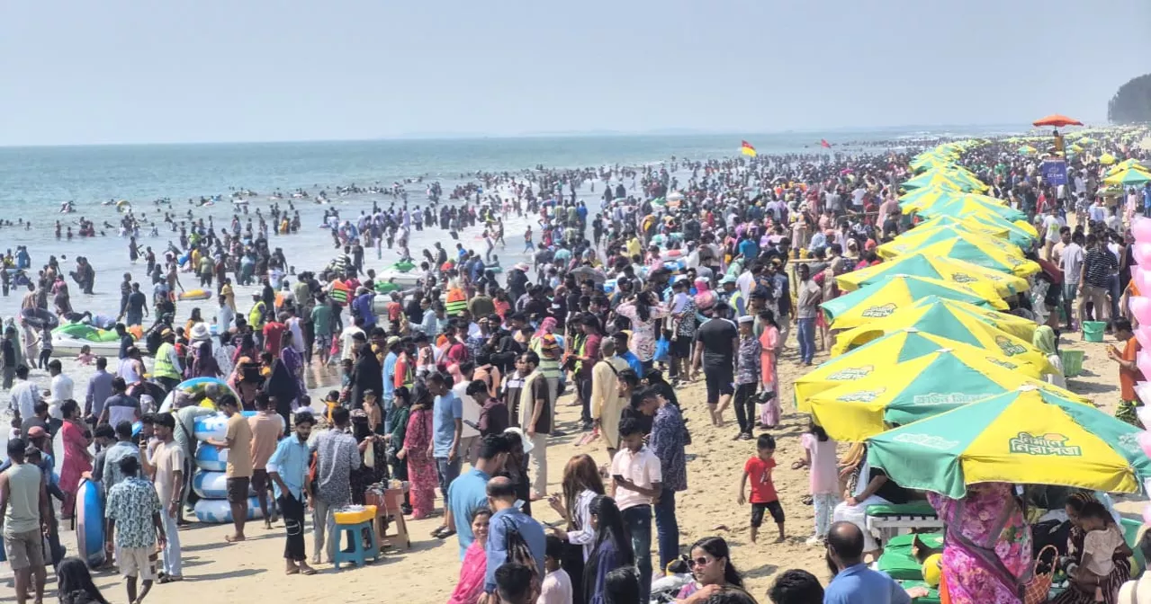 কক্সবাজারে পর্যটকদের উপচে পড়া ভিড়