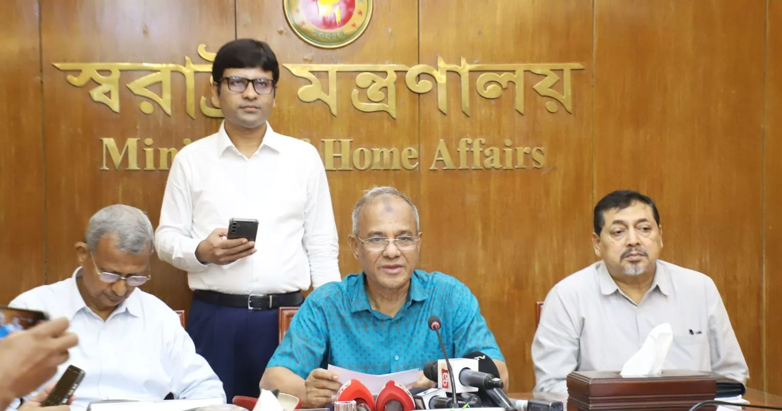 আমার ছেলেমেয়ে দেশে, আমি একা সেফ এক্সিট নিয়ে কী করব: স্বরাষ্ট্র উপদেষ্টা