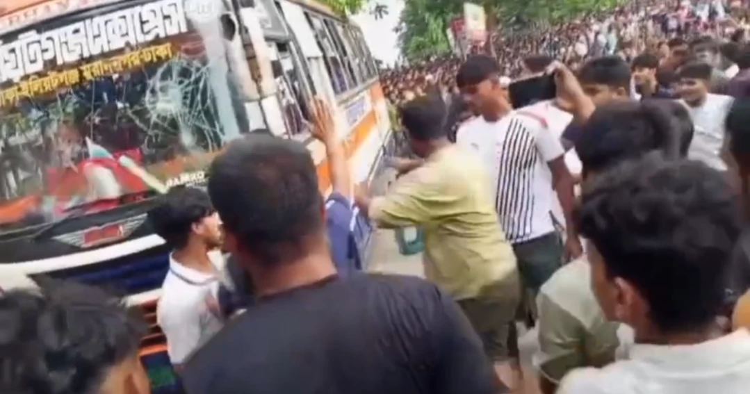 নিয়ন্ত্রণ হারিয়ে ফুটবল খেলার মাঠে ঢুকে পড়ল বাস, নিহত ১