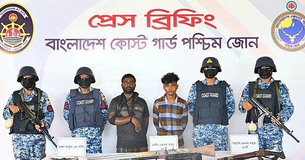 সুন্দরব‌নে অপহৃত ৪ জে‌লে উদ্ধার, অস্ত্র-গু‌লিসহ ২ দস‌্যু গ্রেপ্তার