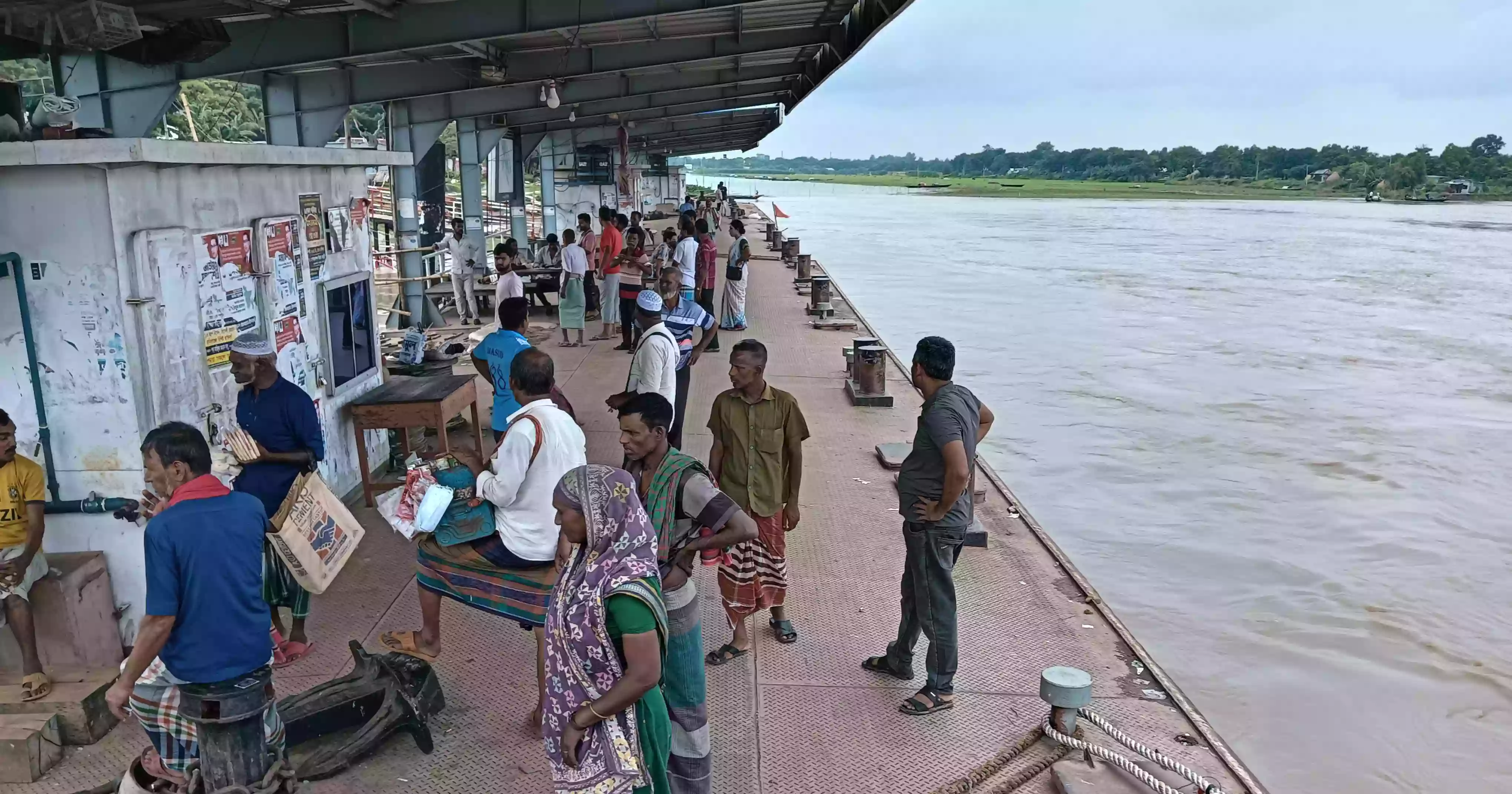 পদ্মায় তীব্র স্রোত, দৌলতদিয়া-পাটুরিয়া নৌপথে যান চলাচল ব্যাহত