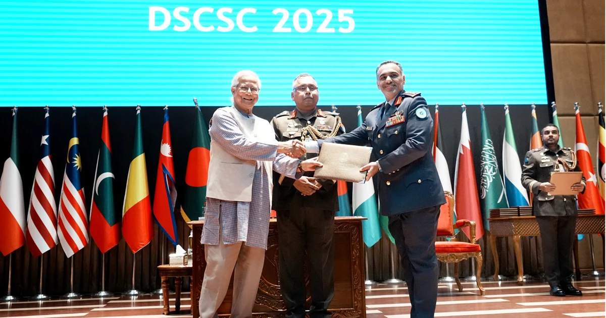 প্রধান উপদেষ্টার উপস্থিতিতে ‘ডিএসসিএসসি সনদ বিতরণ ২০২৫’ অনুষ্ঠিত