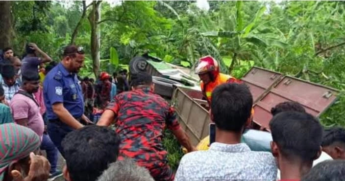 মাগুরায় বাসের ধাক্কায় ভ্যানচালকসহ নিহত ৩, আহত ১৫