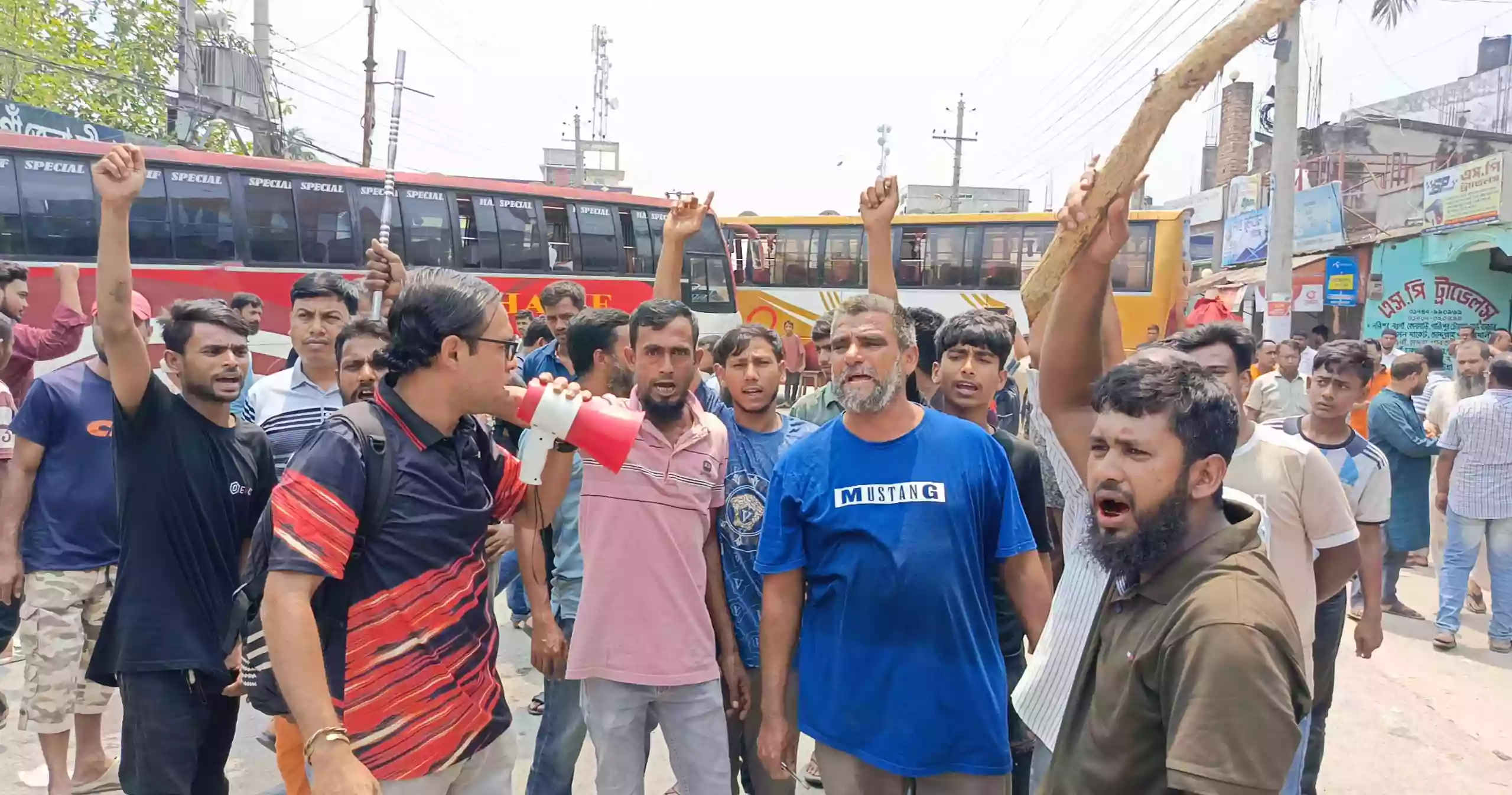 বাসচালককে মারধরের জেরে নওগাঁয় দূরপাল্লার বাস চলাচল বন্ধ