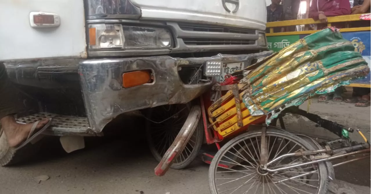 মৌচাকে লড়ির ধাক্কায় শিশুসহ ৫ জন আহত