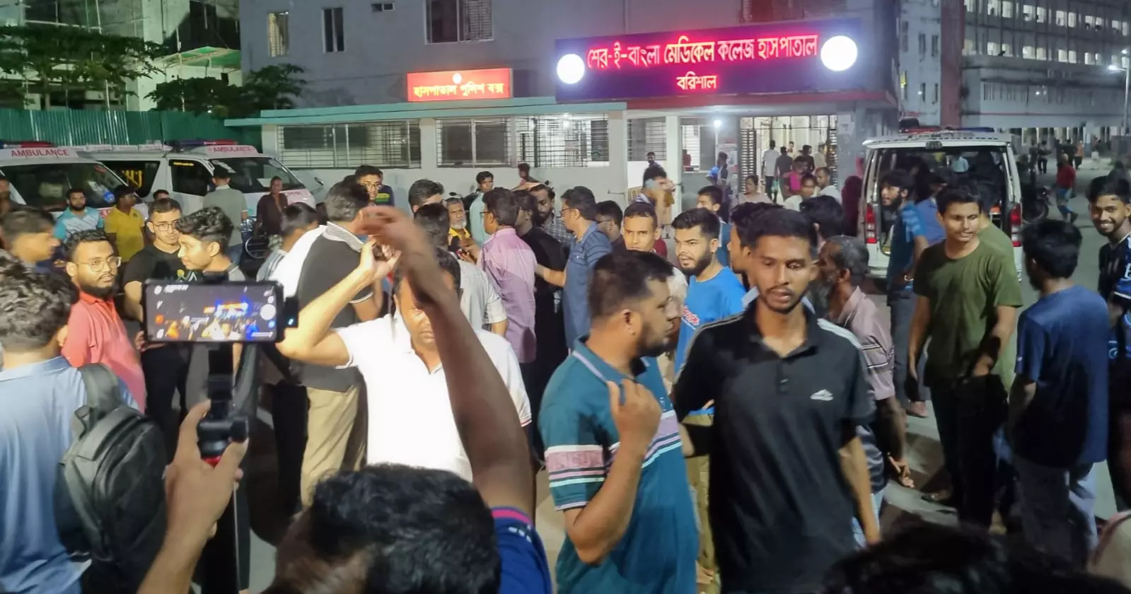 শেবাচিম হাসপাতালে শিশুর মৃত্যু, স্বজন-ইন্টার্ন চিকিৎসকদের তুলকালাম