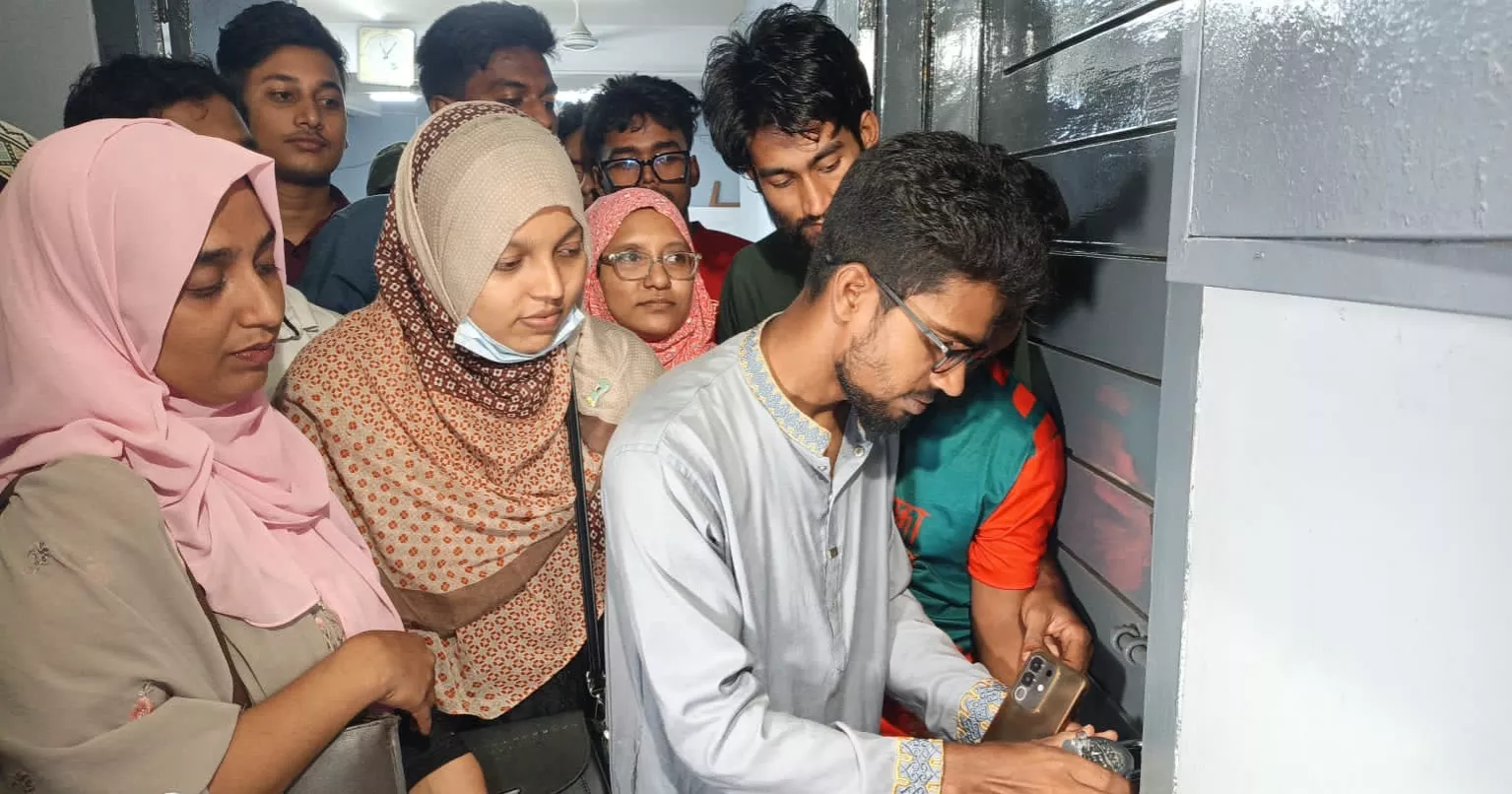 বরিশালে সিভিল সার্জনের অপসারণের দাবিতে শিক্ষার্থীদের অবস্থান কর্মসূচি
