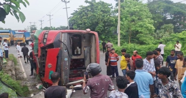 কুমিল্লায় বিআরটিসির বাস উল্টে আহত ১০