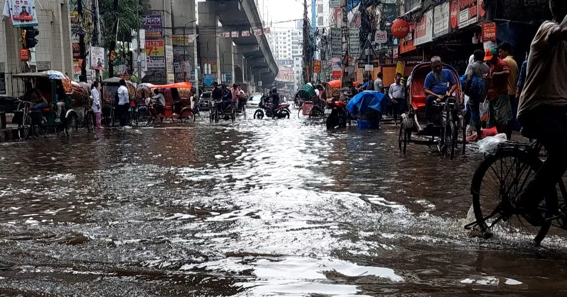 একটু বৃষ্টিতেই হাঁটুজল ঢাকায়, নগরবাসীর ভোগান্তি চরমে