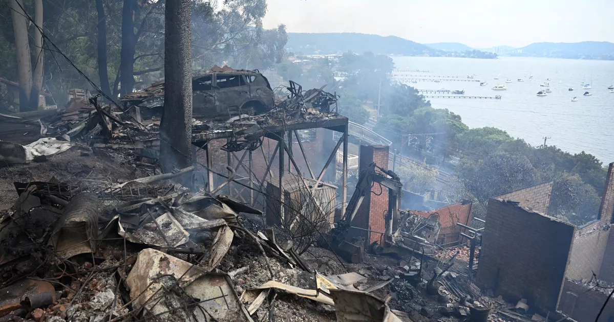 অস্ট্রেলিয়ায় দাবানলে ৪০টি বাড়ি ভস্মীভূত, এক ফায়ার ফাইটার নিহত