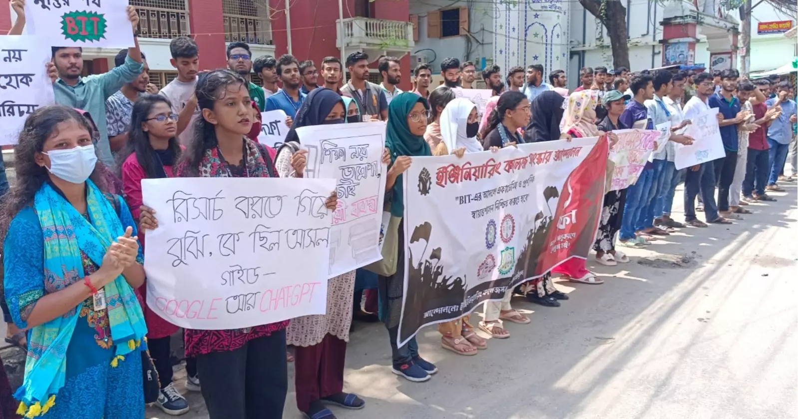 এক দফা দাবিতে বরিশাল ইঞ্জিনিয়ারিং কলেজ শিক্ষার্থীদের বিক্ষোভ