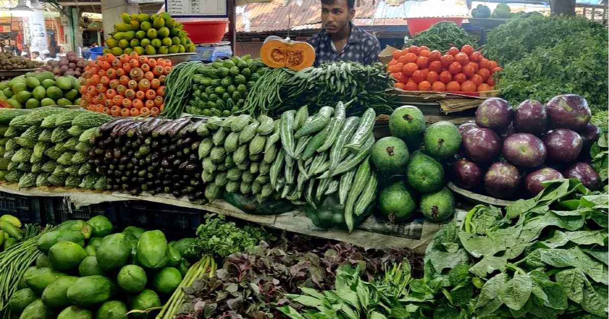 চাঁদপুরে শাকসবজির দাম বেড়েই চলেছে, ধরাছোঁয়ার বাইরে ইলিশ