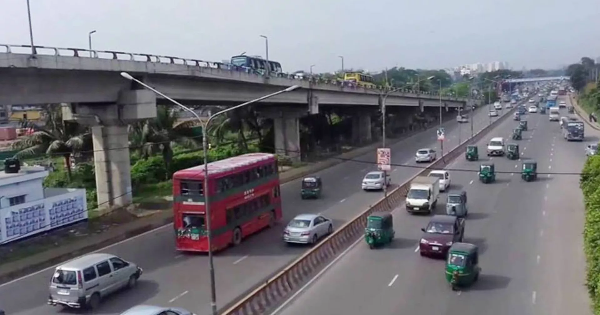 কুড়িল-বসুন্ধরা অভিমুখী সড়কে প্রায় ২৯ ঘণ্টা যান চলাচল বন্ধ
