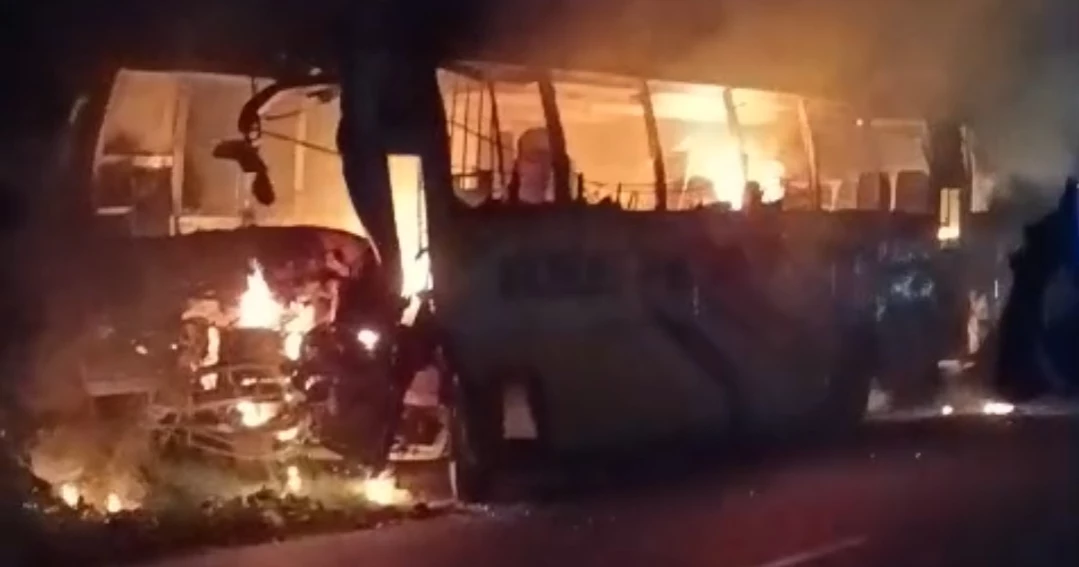 ফরিদপুরে পুলিশের জব্দ করা বাসে আগুন