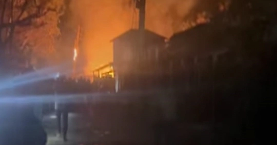 ফরিদপুরে আগুনে পুড়ল ৯ দোকান