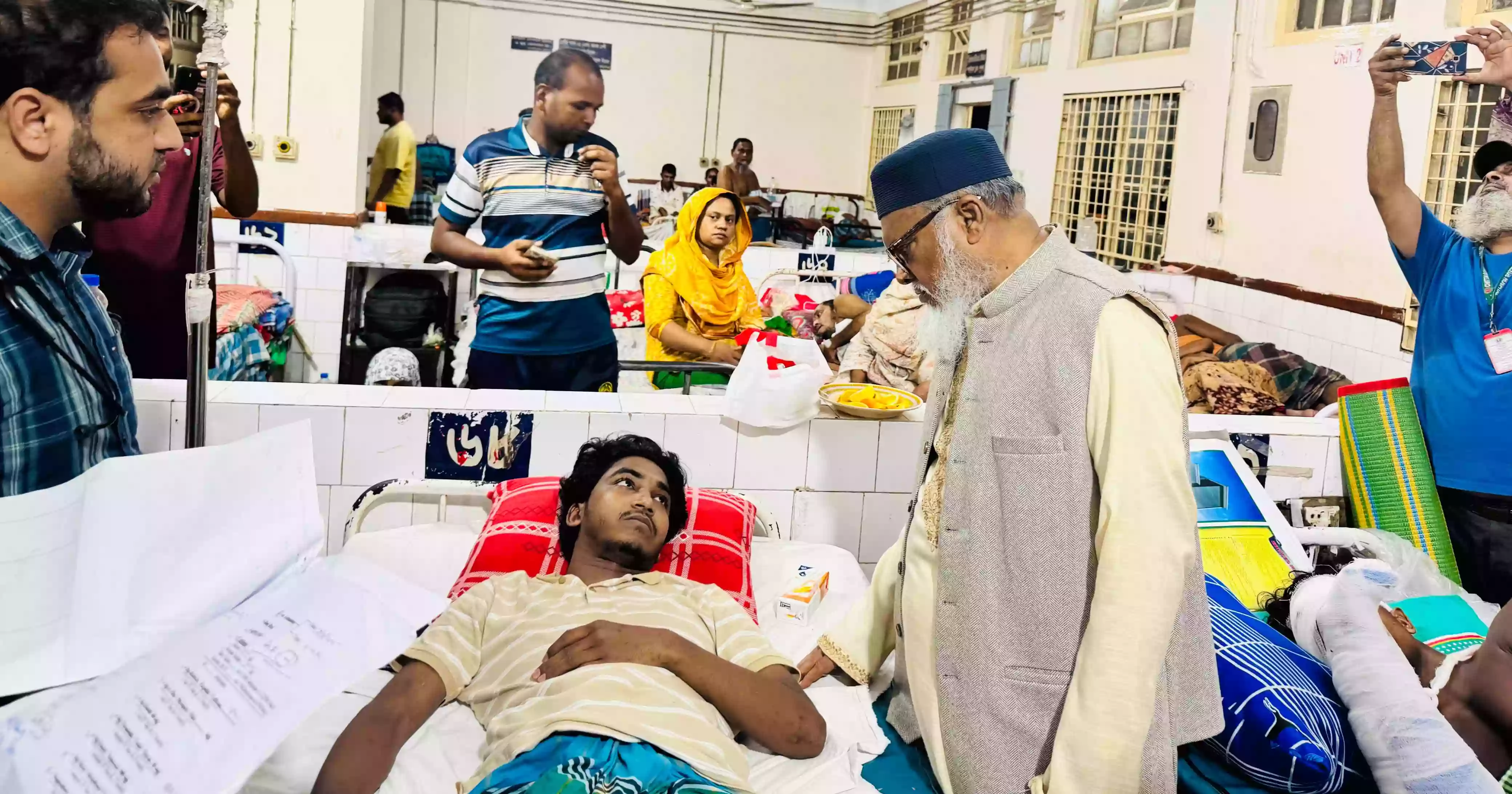 আহত শিক্ষার্থীদের খোঁজ নিতে মধ্যরাতে চমেক হাসপাতালে ধর্ম উপদেষ্টা