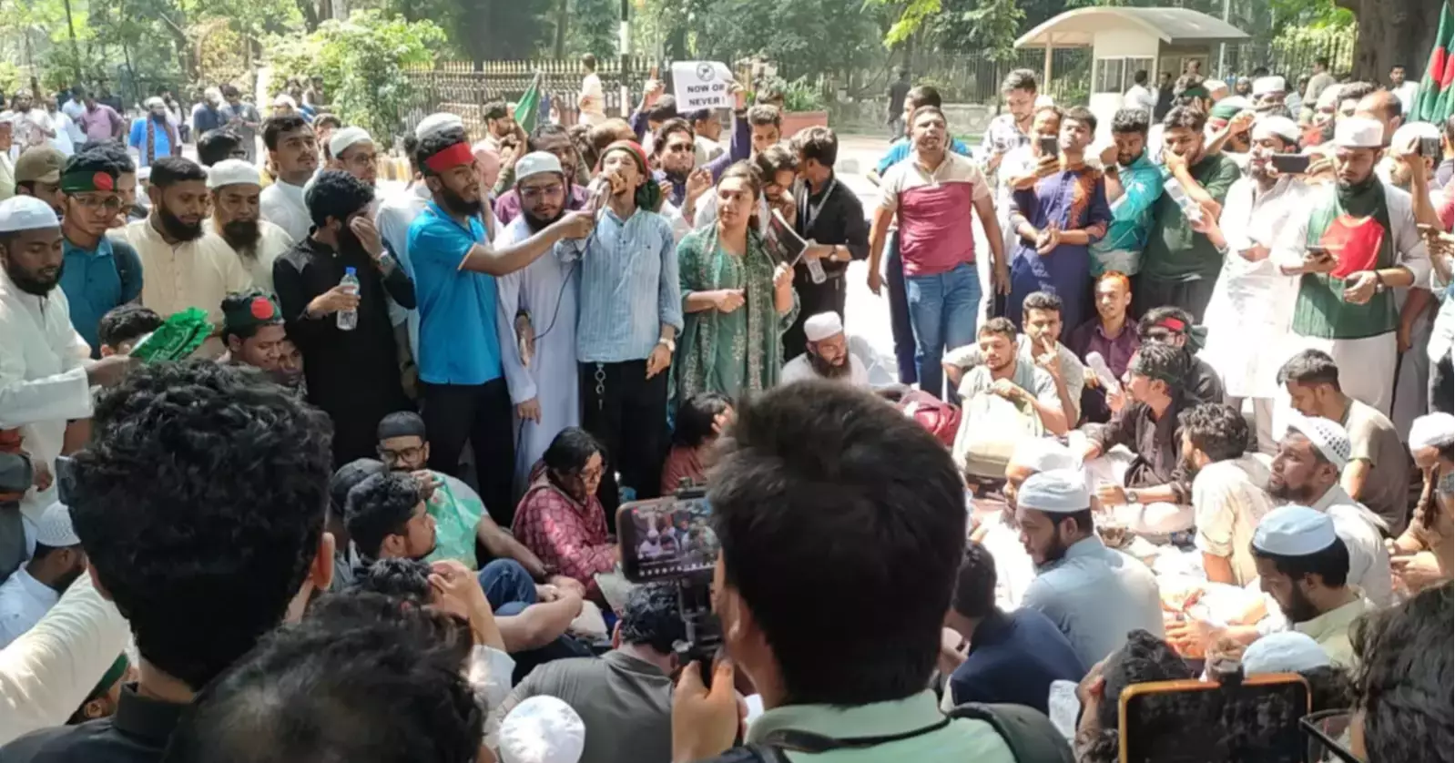 আ. লীগকে নিষিদ্ধের দাবি: রাজনৈতিক দলগুলোর পরামর্শ নিয়ে সিদ্ধান্ত নেবে সরকার