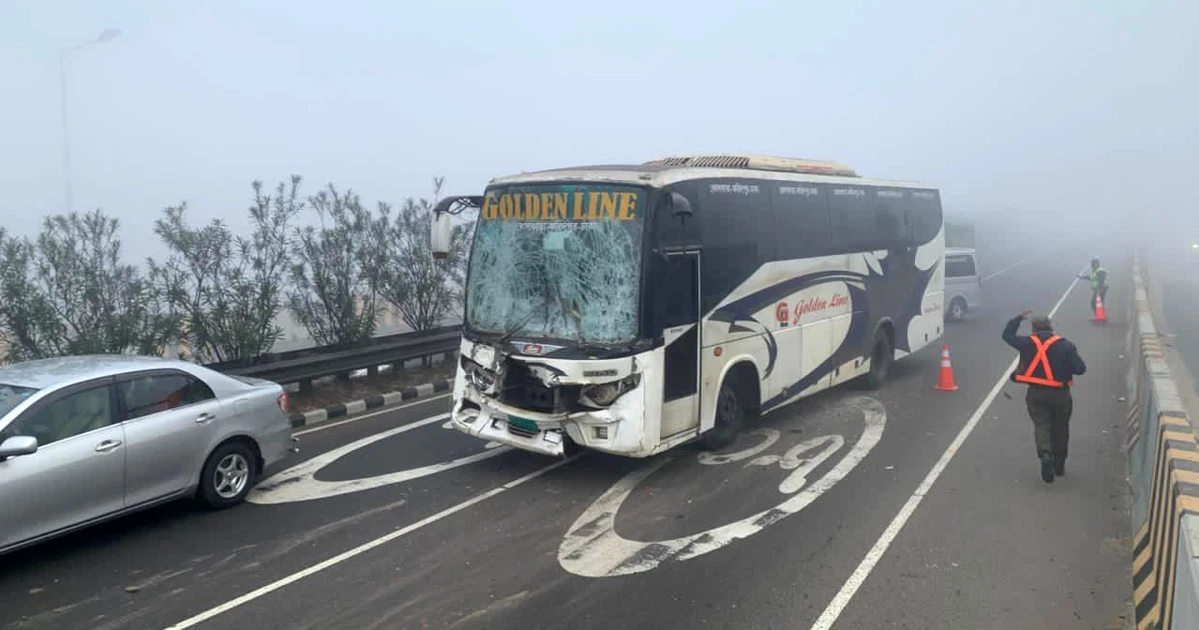 মাওয়া এক্সপ্রেসওয়েতে তিন যাত্রীবাহী বাস ও কাভার্ড ভ্যানের সংঘর্ষ