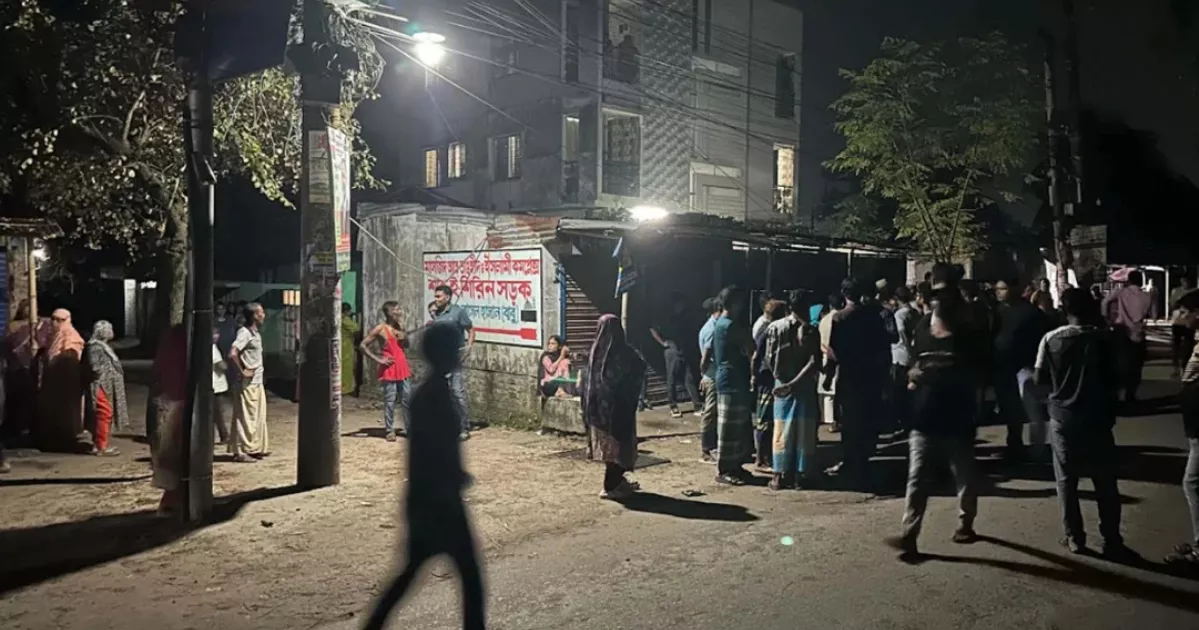 খুবি শিক্ষার্থীদের সঙ্গে স্থানীয়দের ধাওয়া-পাল্টাধাওয়া