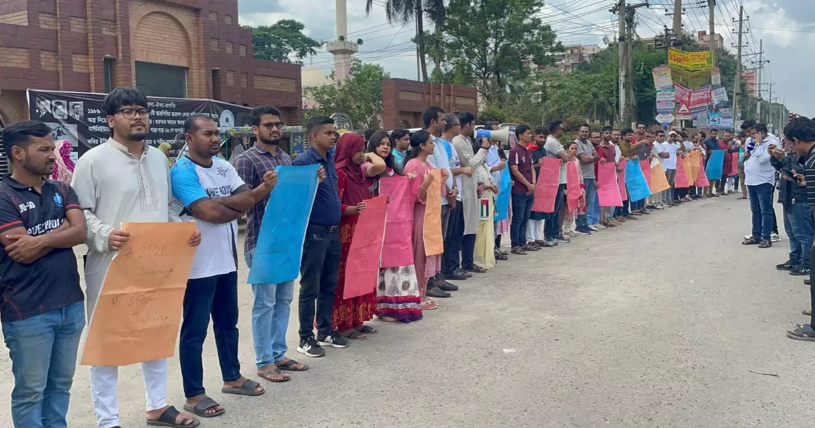 ঢাবিতে নারী শিক্ষার্থীকে 'গণধর্ষণের' হুমকির প্রতিবাদে জাবি ছাত্রদলের 'অবস্থান কর্মসূচি'
