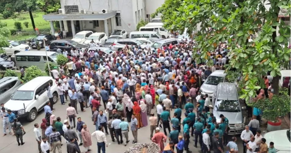 সরকারি কর্মচারী অধ্যাদেশ বাতিলের দাবি: বিক্ষোভে উত্তাল সচিবালয়