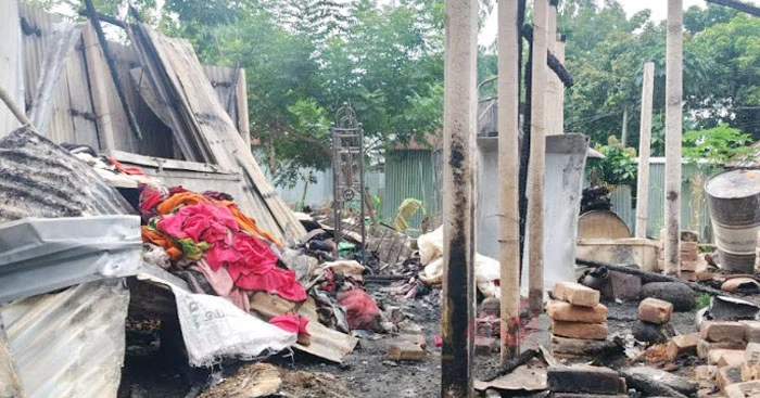 সিরাজগঞ্জে বসতবাড়িতে অগ্নিকাণ্ডে টাকা-স্বর্ণালংকার পুড়ে ছাই