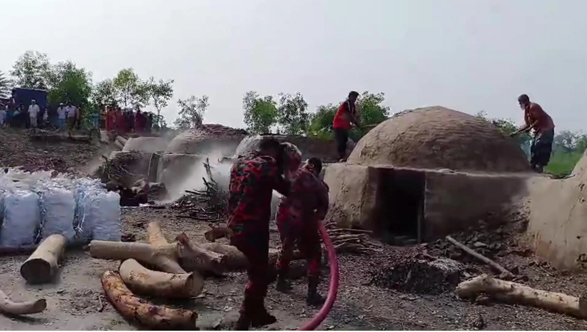 ঝালকাঠিতে কয়লা তৈরির অবৈধ ২৩ চুল্লি ধ্বংস করল ভ্রাম্যমাণ আদালত