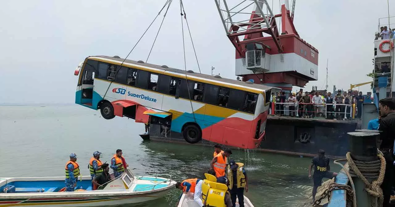 দৌলতদিয়ায় বাসডুবি: চালক, সুপারভাইজার ও সহকারীর বিরুদ্ধে মামলা