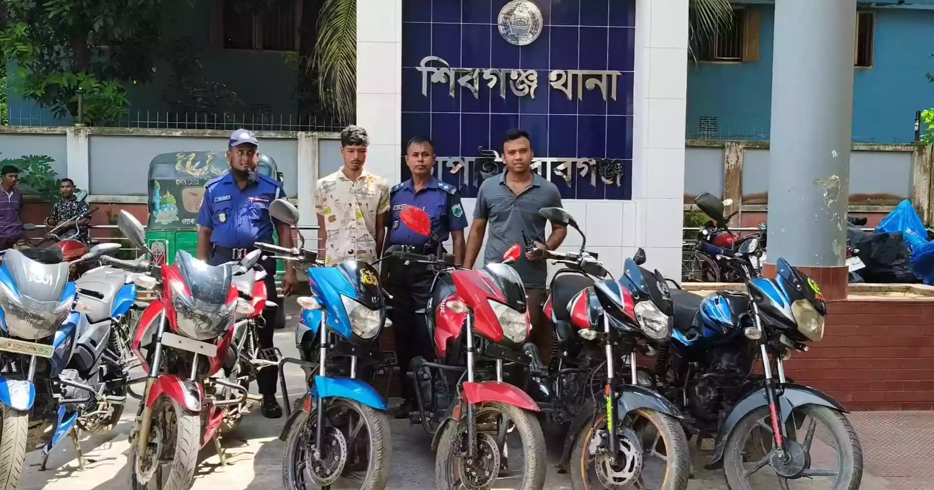 চাঁপাইনবাবগঞ্জে ৬ চোরাই মোটরসাইকেলসহ আটক ১