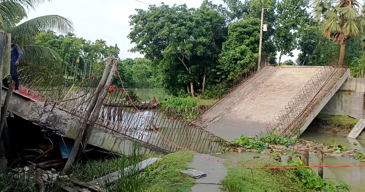 কাজ সম্পন্ন হওয়ার আগেই ভেঙে ফেলতে হলো সেতু