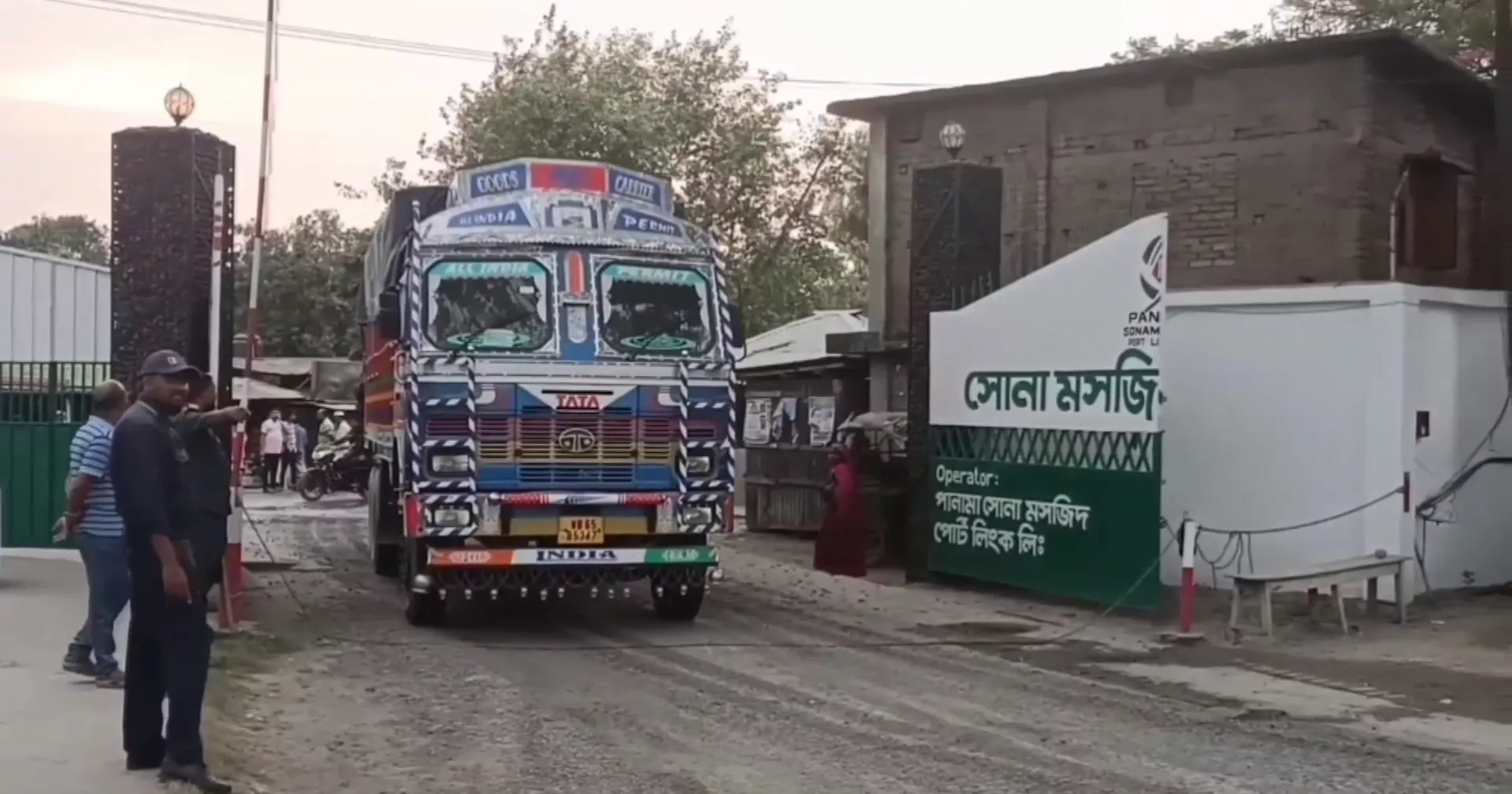 ঈদের ছুটি শেষে সোনামসজিদ স্থলবন্দর দিয়ে আমদানি-রপ্তানি শুরু