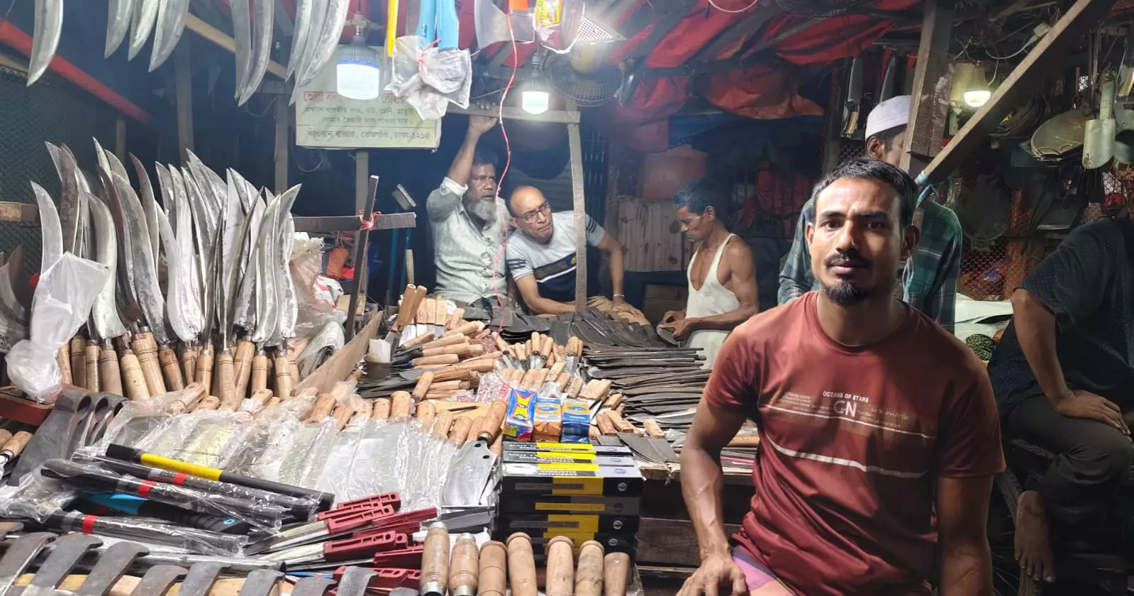 সময় গড়াচ্ছে, তবুও ছুরি-চাপাতির দোকানে নেই ক্রেতা