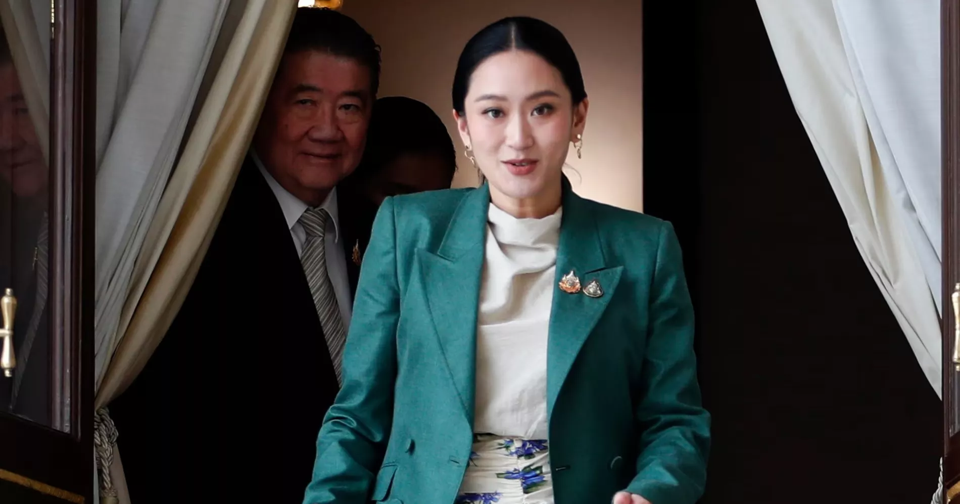 ফোনালাপ ফাঁসের ঘটনায় থাইপ্রধানমন্ত্রী বরখাস্ত