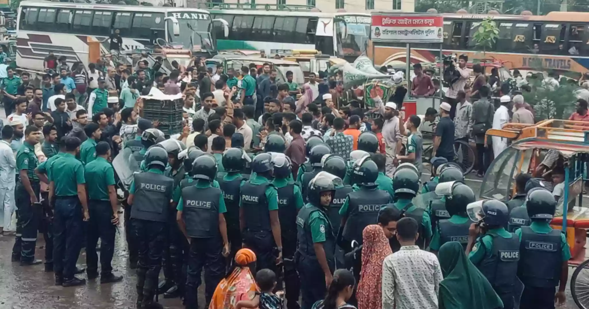 স্বাস্থ্যখাতের উন্নয়নের দাবিতে ঢাকা-বরিশাল মহাসড়ক অবরোধ, জনভোগান্তি