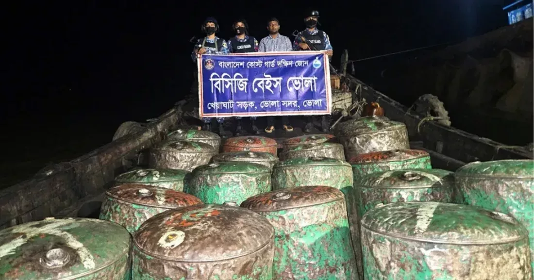 ভোলায় মেঘনায় কোস্টগার্ডের অভিযানে বিপুল পরিমাণ জ্বালানি তেল জব্দ