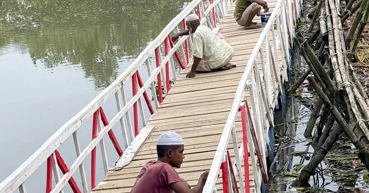 পাঁচ বছর ভোগার পর ভাসমান সেতুতে চার গ্রামের মানুষের স্বস্তি