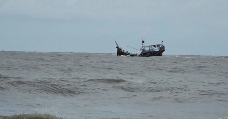 ট্রলারের ইঞ্জিন বিকল হয়ে চার দিন ধরে সাগরে ভাসছেন ১৮ জেলে