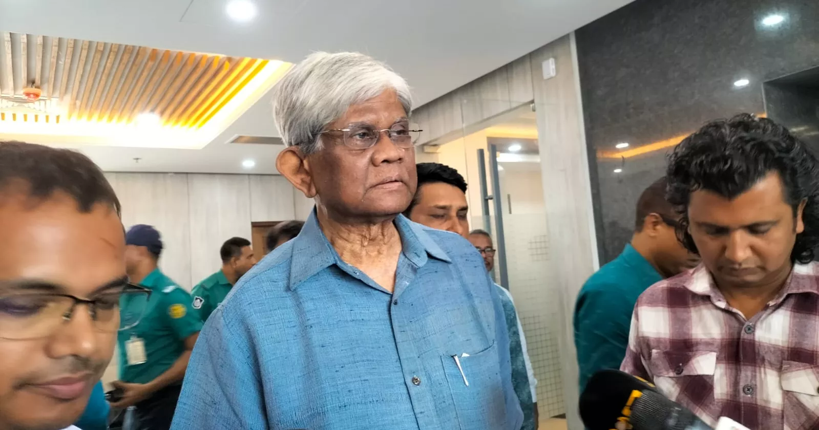 ব্যাংক থেকে বড় ঋণ নিয়ে এবারের বাজেট করা হবে না: অর্থ উপদেষ্টা