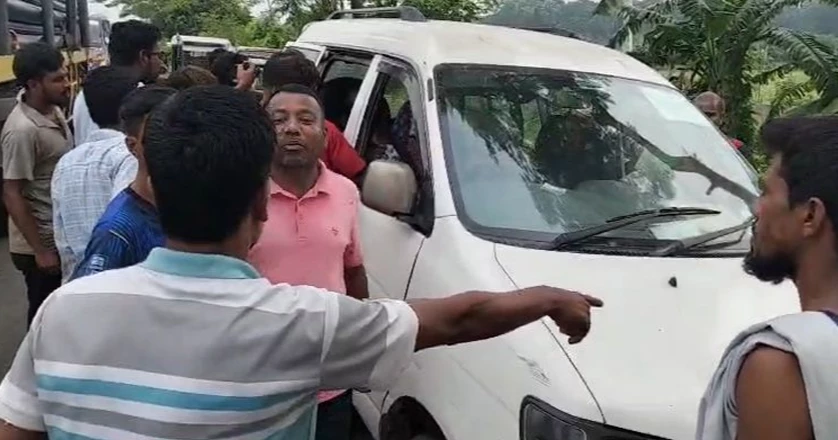 বৃদ্ধকে রাস্তায় ফেলে যাওয়ার চেষ্টাকালে নরসিংদীতে মাইক্রোবাসচালক আটক
