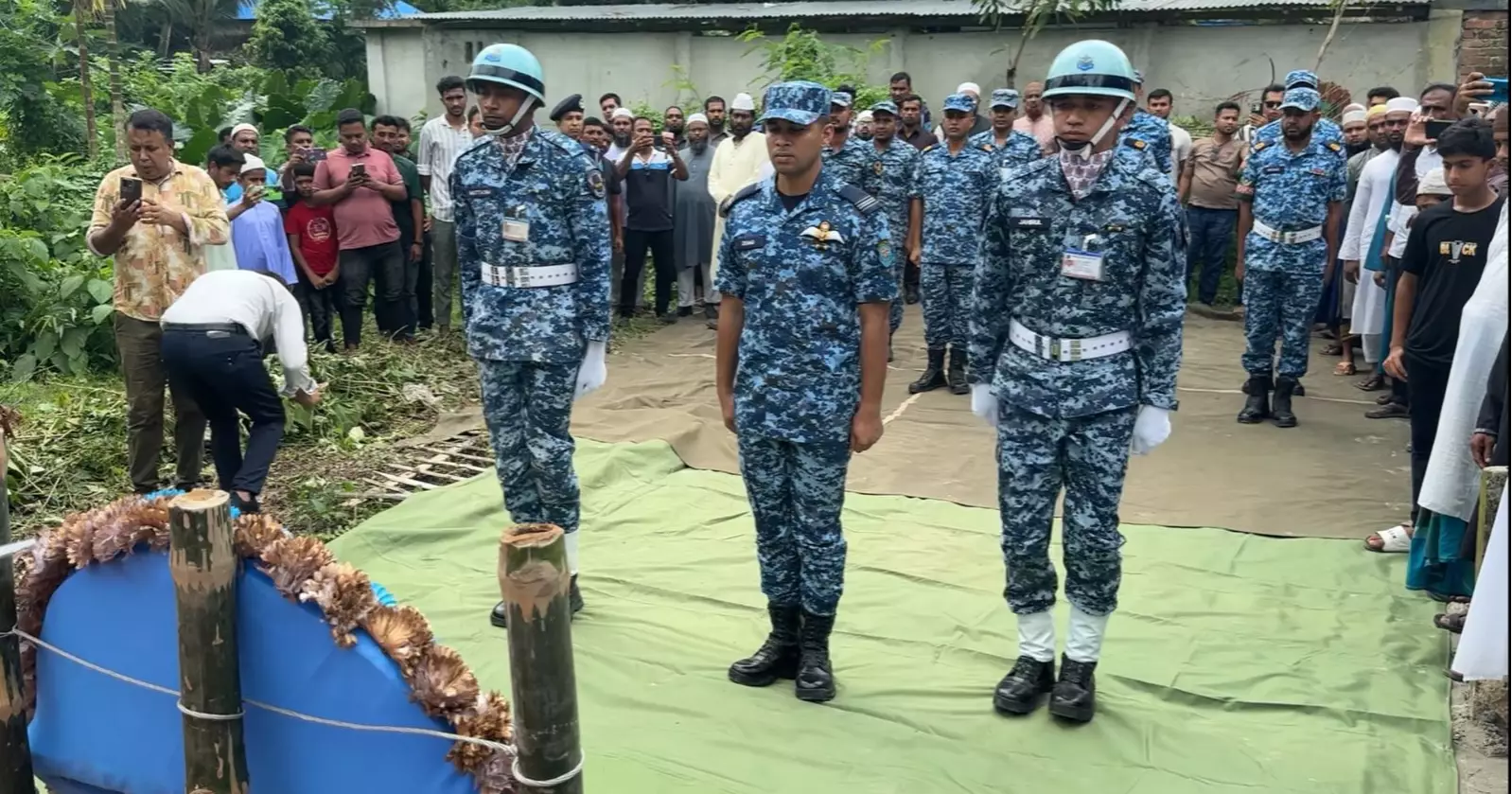 মাইলস্টোন ট্র্যাজেডি: ফরিদপুরের রাইসা মনির সমাধিতে বিমান বাহিনীর শ্রদ্ধা
