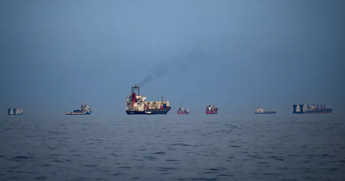 বন্ধ হরমুজ দিয়েই ৯০ জাহাজ পারাপার, লাখ লাখ ব্যারেল তেল রপ্তানি করছে ইরান