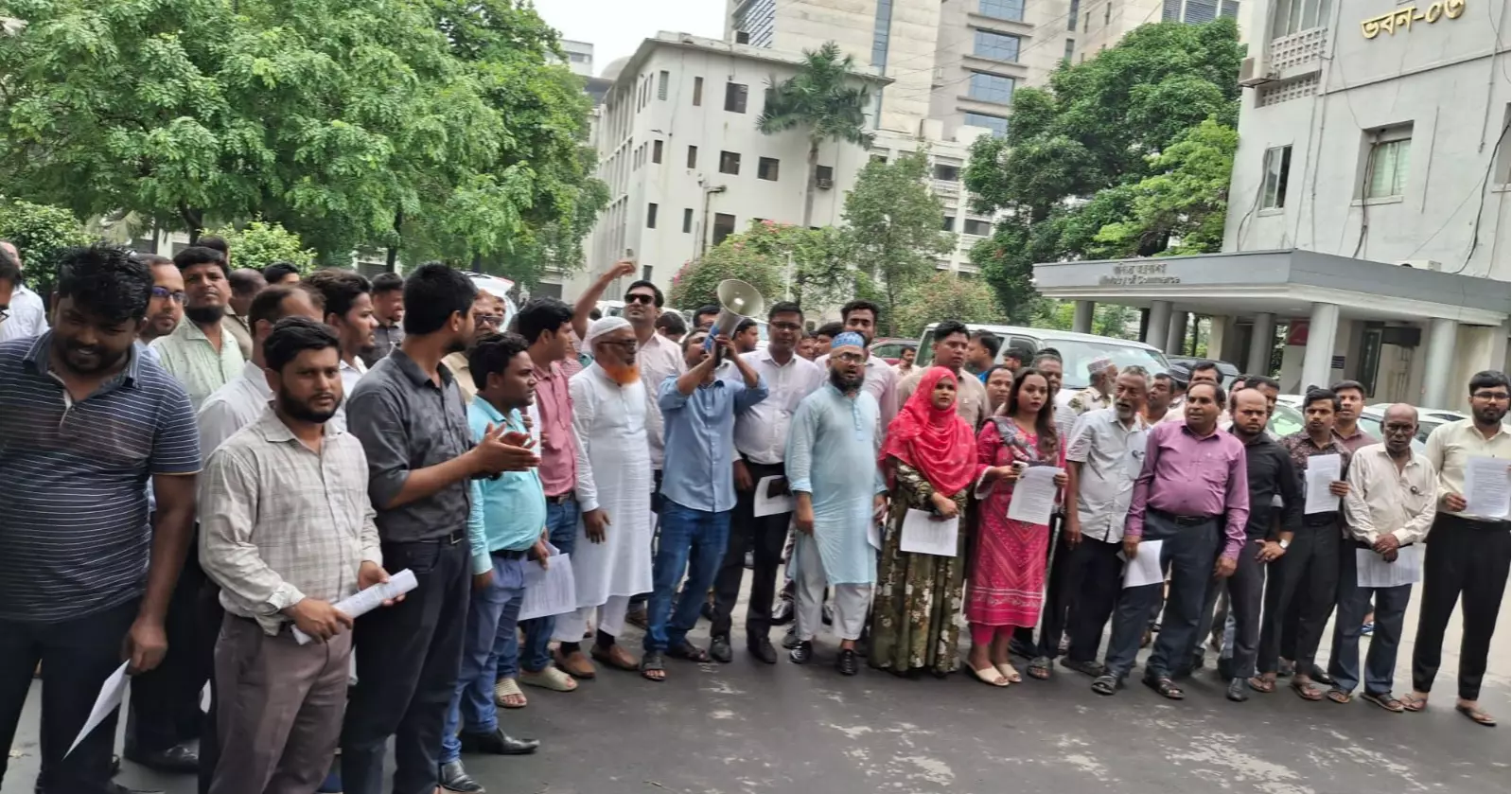 চাকরি আইন বাতিলের দাবিতে সচিবালয়ে বিক্ষোভে কর্মচারীরা