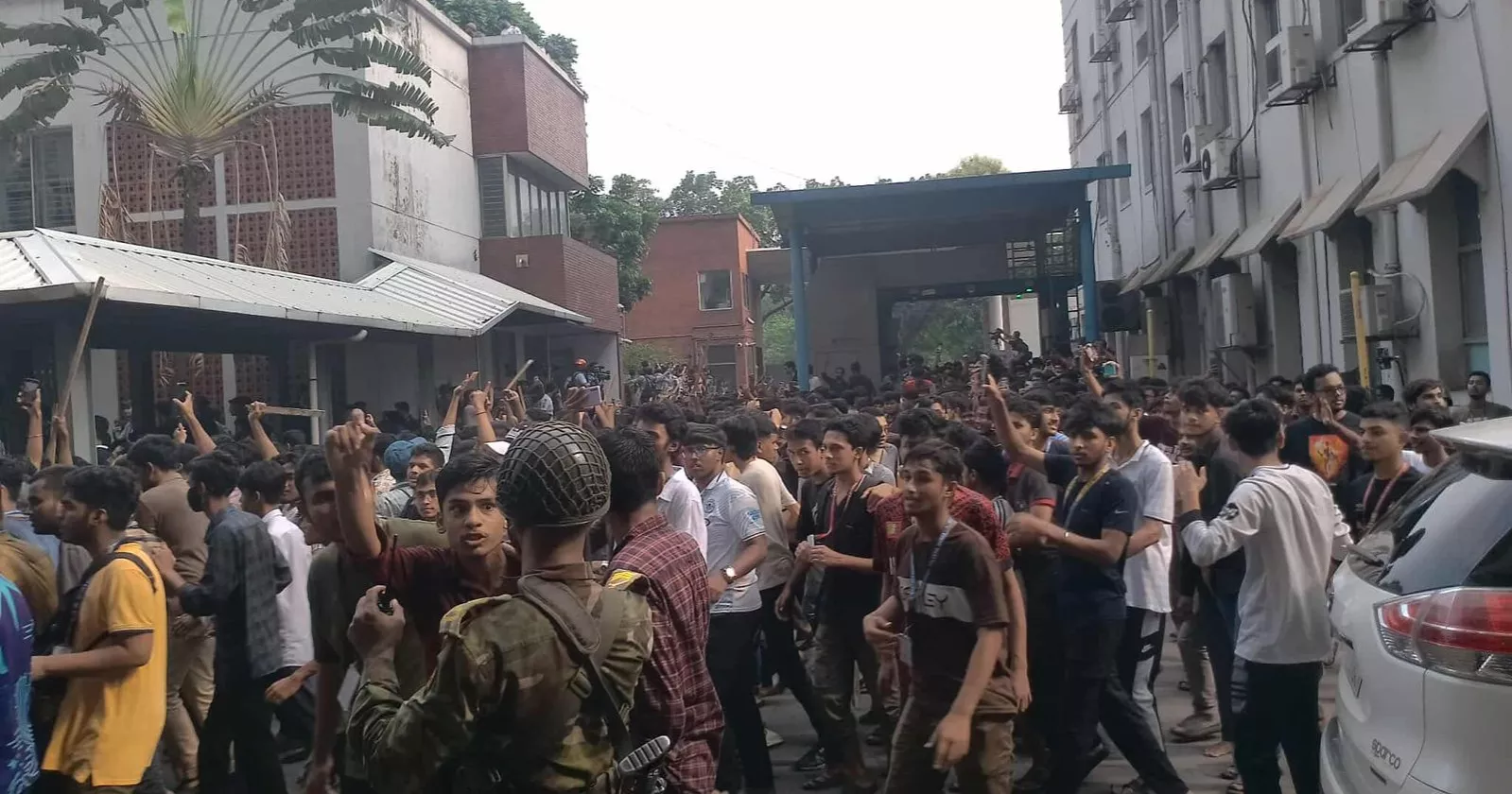 ফটক ভেঙে সচিবালয়ে ঢুকে পড়েন শিক্ষার্থীরা