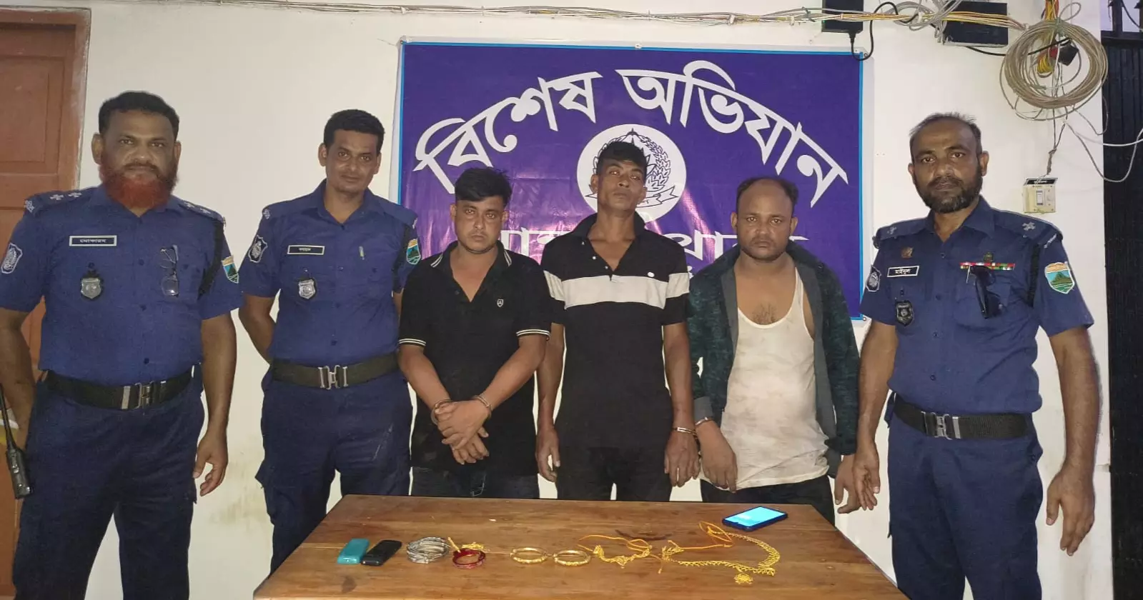 নওগাাঁয় ডিবি পুলিশ পরিচয়ে ছিনতাই, গ্রেপ্তার ৩