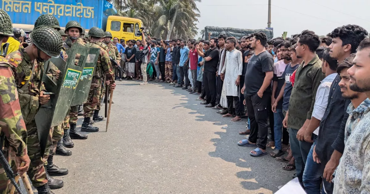 কর্ণফুলীতে বন্য হাতির তাণ্ডব দমনে ব্যর্থ প্রশাসন, সড়ক অবরোধ