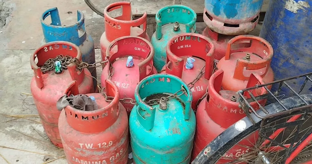 লালমনিরহাটে যত্রতত্র বিক্রি হচ্ছে এলপিজি সিলিন্ডার, বড় দুর্ঘটনার আশঙ্কা