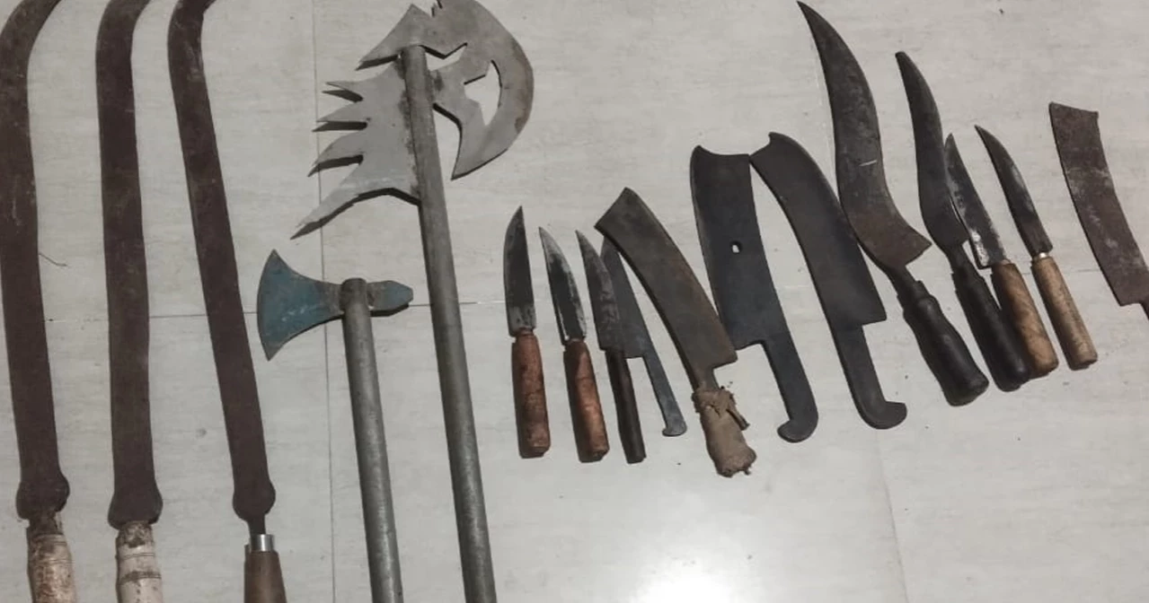 সিরাজগঞ্জে যৌথবাহিনীর অভিযানে বিপুল সংখ্যক দেশীয় অস্ত্র উদ্ধার