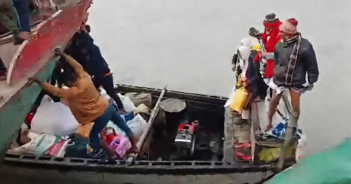 চাঁপাইনবাবগঞ্জের পদ্মায় বাল্কহেডের সঙ্গে যাত্রীবাহী নৌকার ধাক্কায় নিহত ১